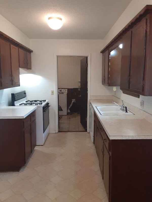 Building Photo - 212 S Bell Dr