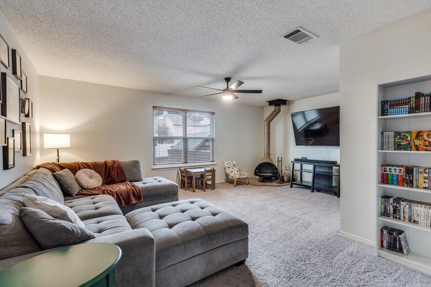 Building Photo - Room in House on Bandera St