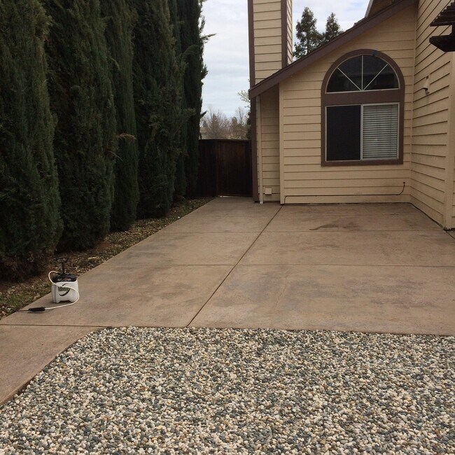 Building Photo - 4 bedroom in Dixon with spacious back yard