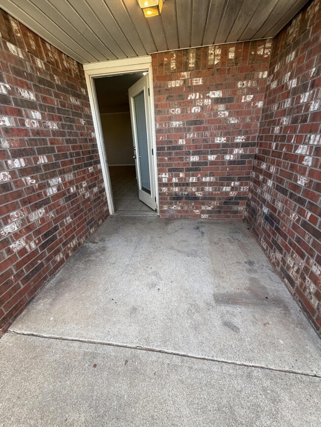 Building Photo - 533 N Clinton Ave