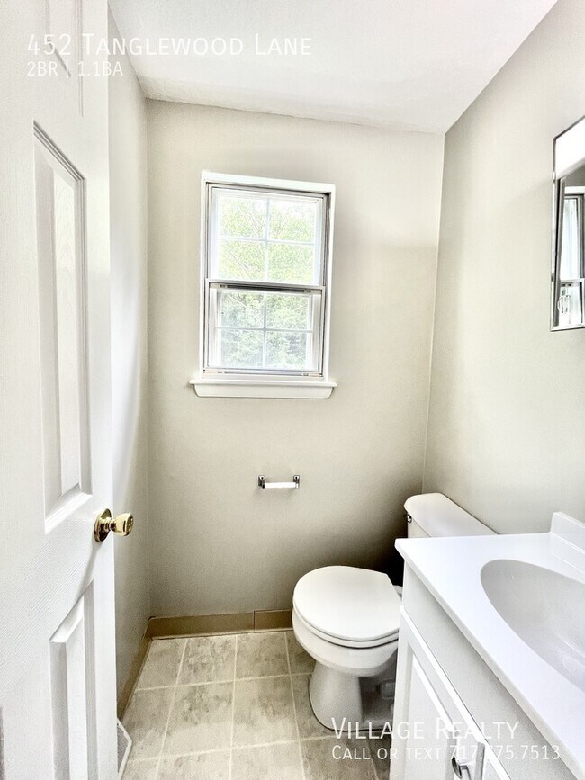 Building Photo - 452 Tanglewood Ln