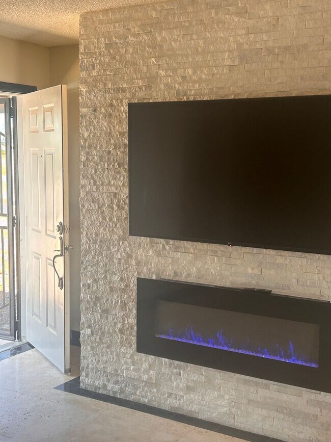 Building Photo - 4 BEDROOM Home w/SPARKLING Pool. $2500.00 Offering Move in Specials