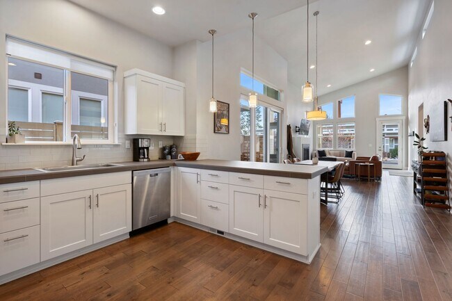 Building Photo - 63374 NW Clearstone Dr