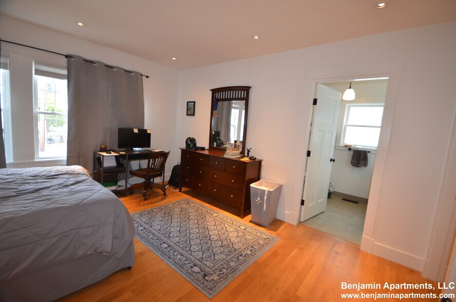 Building Photo - 15 Elmira St