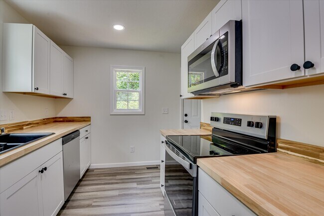 Building Photo - 655 Seymour Dr