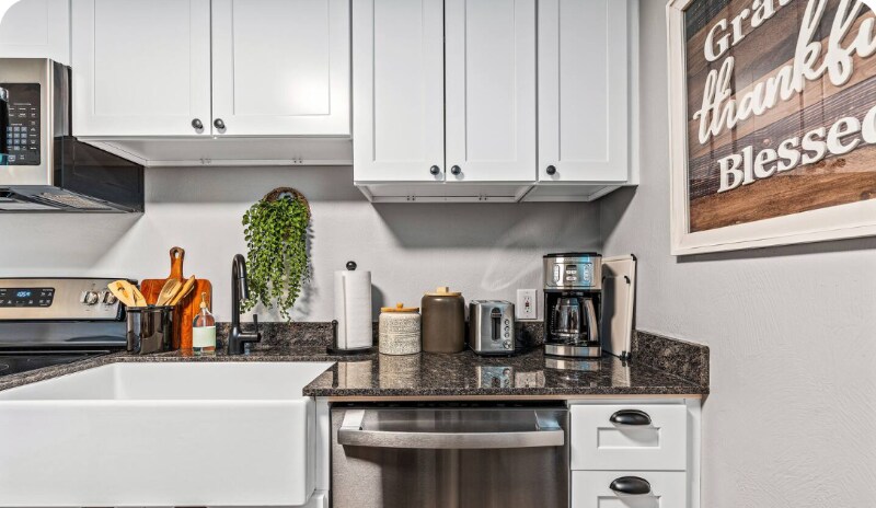 Building Photo - 444 N Oakley St