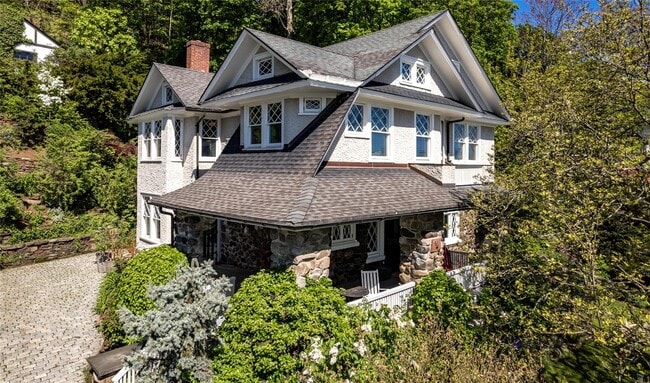 Building Photo - 87 River Rd