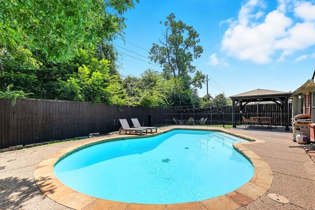 Building Photo - 2402 Blue Holly Dr