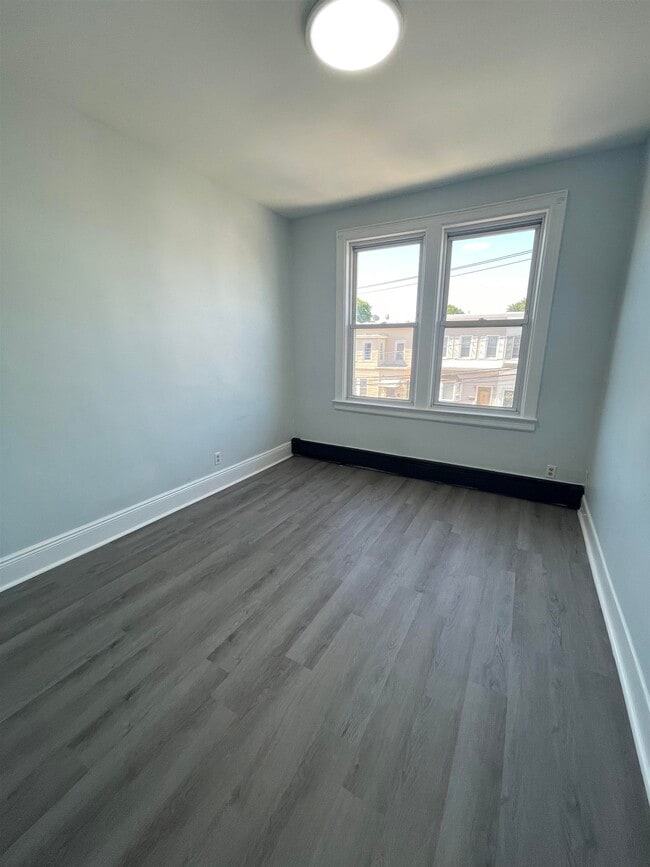 Building Photo - 27 E 46th St