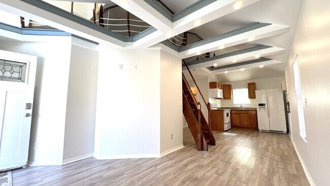 Building Photo - 215 N Wild Olive Ave