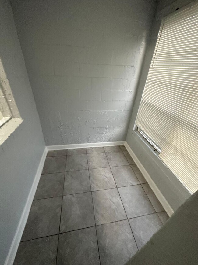 Building Photo - 1923-1925 Ella St