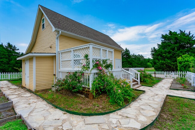 Building Photo - 404 N Meyersville Rd