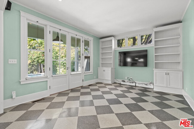 Building Photo - 813 Crestmoore Pl