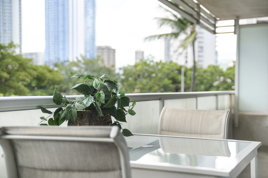 Building Photo - 1551 Ala Wai Blvd