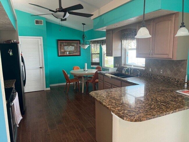 Building Photo - 3/2/2 pool home on lake in North Port