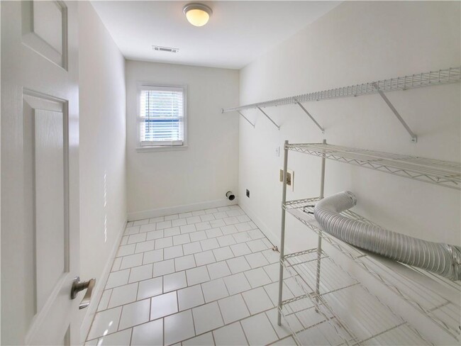 Building Photo - 136 Crumley St SE