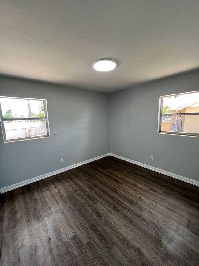 Building Photo - Great Location for This 4BR/1BA Lakeland Home! Large Screened In Porch, Fenced Backyard