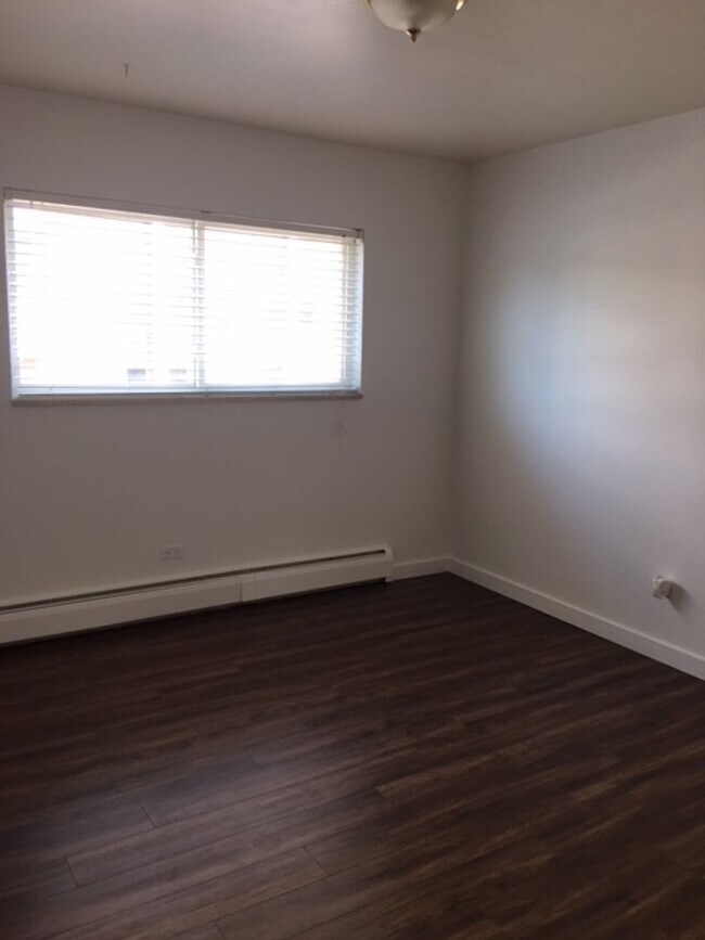 Building Photo - AMAZING LOCATION NEAR CAMPUS 2 Bed 1 Bath Condo-AVAILABLE NOW!