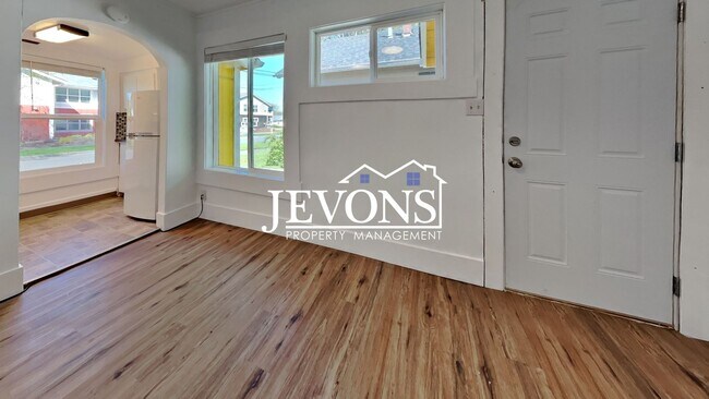 Building Photo - $300 Rent Credit - Well-kept ground-floor ...