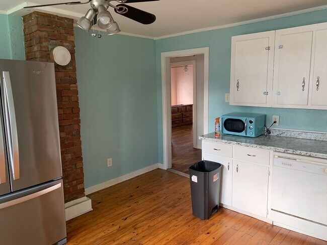 Building Photo - Cozy Cottage, Small Town Charm
