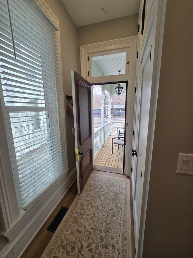 Building Photo - Full Furnished 2 Bed/1 Bath with Utilities Included