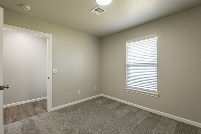 Building Photo - 721 League Cir