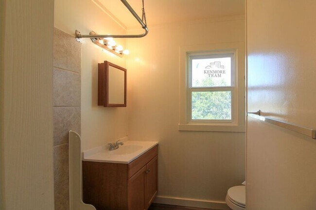 Building Photo - 704 Benham St