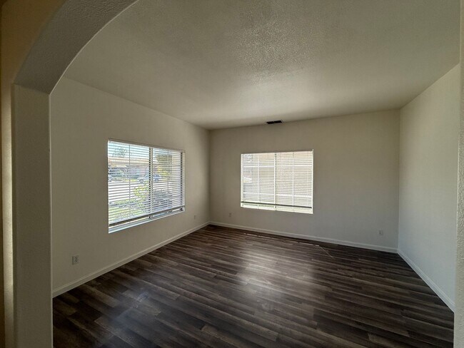 Building Photo - 4-bedroom two story home in Sylvan School ...