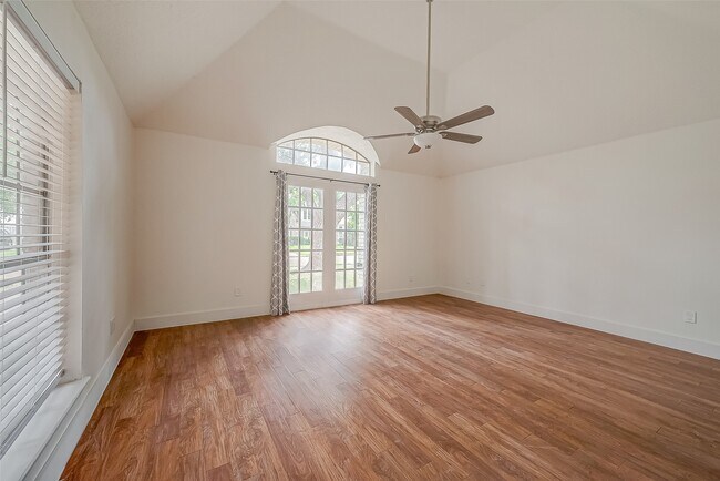 Building Photo - 934 Goldfinch Ave