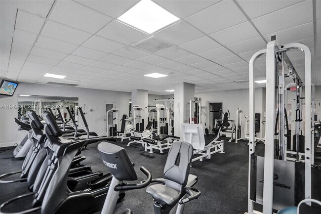 Building Photo - 3140 S Ocean Dr