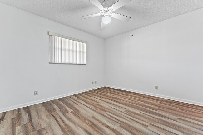 Building Photo - 700 Uno Lago Dr