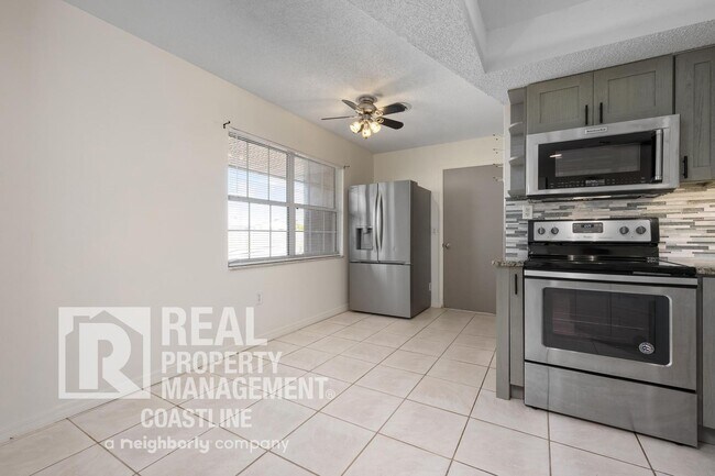 Building Photo - Welcome to Your Venice Oasis!