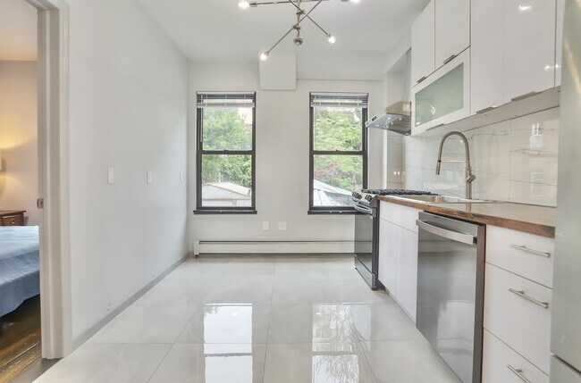 Building Photo - 232 1st St