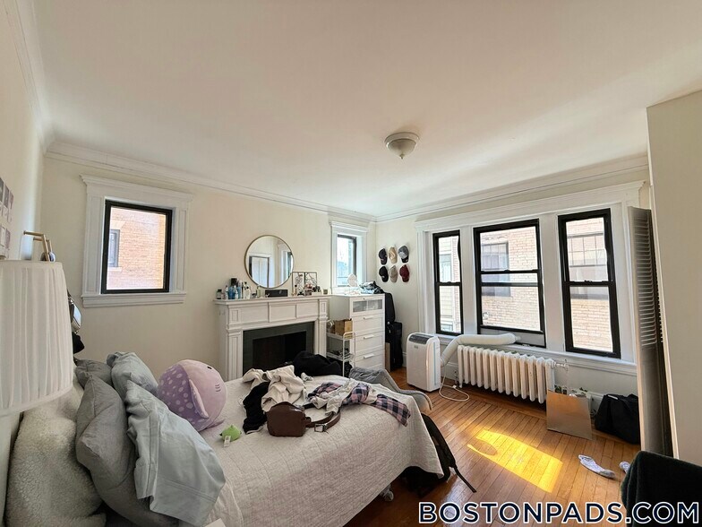 Building Photo - 452 Park Dr