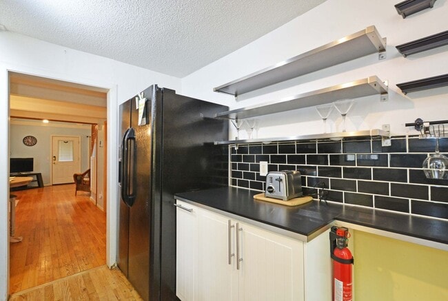 Building Photo - Charming, Furnished 1 Bed + Loft - Great L...