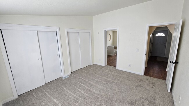 Building Photo - Charming 2bed 2bath home