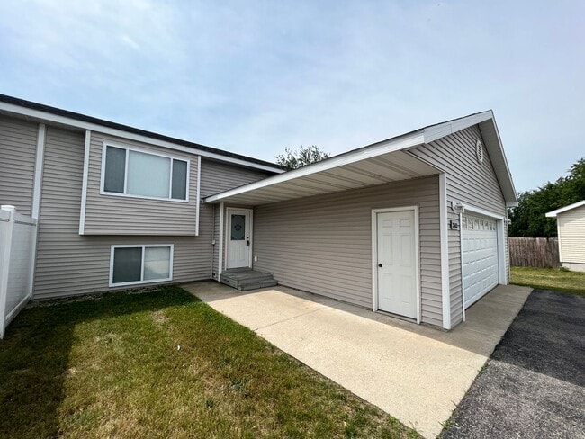 Building Photo - Bright & Beautiful 3-Bedroom Spacious, Mov...