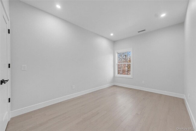 Building Photo - 10 Market St