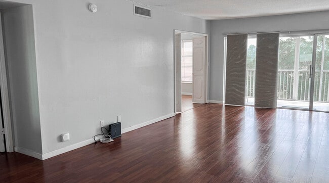 Building Photo - 3050 N Palm Aire Dr