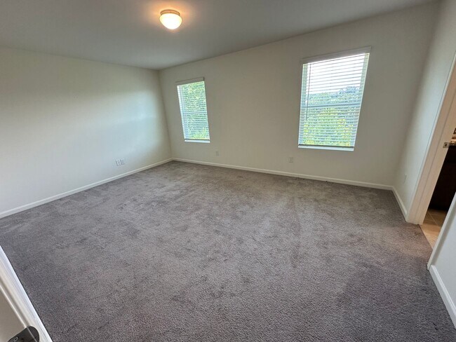Building Photo - Spacious Home