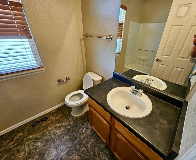 Building Photo - Beautiful 3 bedroom home available with mo...