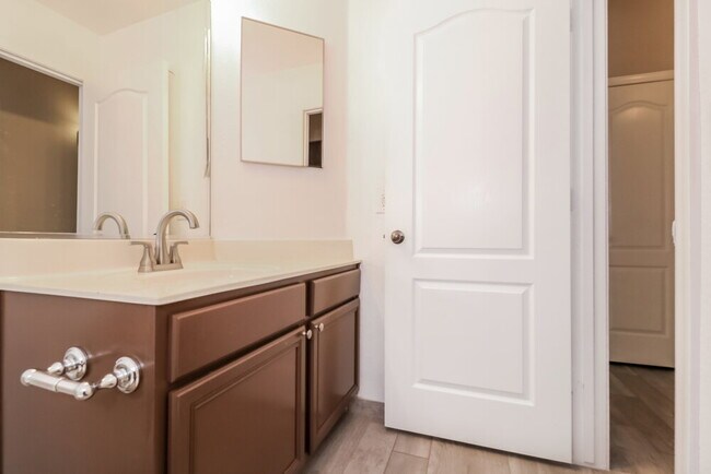 Building Photo - 15881 W Latham St