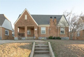 Building Photo - Home in Crestwood + Near Plaza + 3 bedroom...