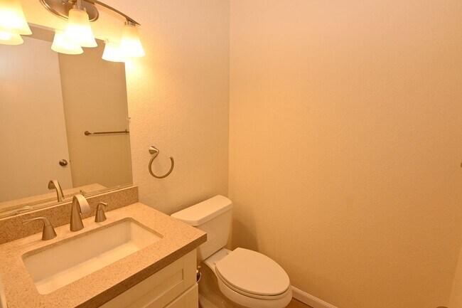 Building Photo - Nicely upated 2 Story Townhouse at Mansion Park with 2 Master Suites.