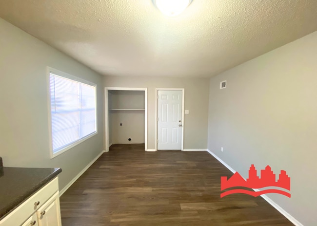 Building Photo - Welcome to 718 Northaven!