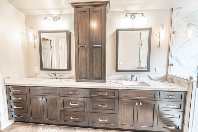 Building Photo - COMING SOON! 4 Bedroom Home for Rent in Santa Clarita!