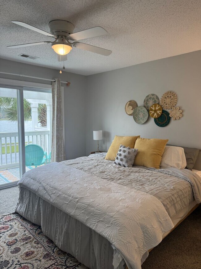 Building Photo - 3 bedroom fully furnished home, Pet Friend...