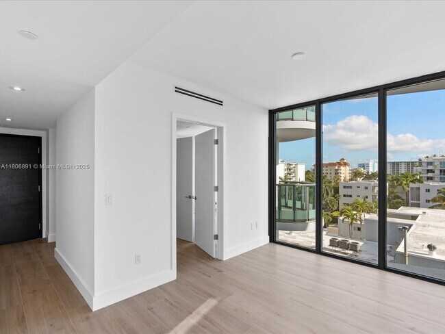 Building Photo - 9901 W Bay Harbor Dr