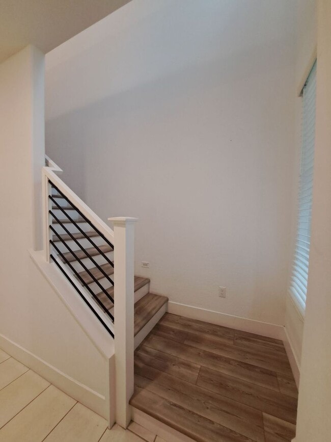 Building Photo - Fresno 3BR Pet-Friendly Townhouse with Community Amenities!