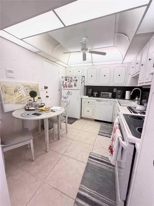 Building Photo - 1833 S Ocean Dr